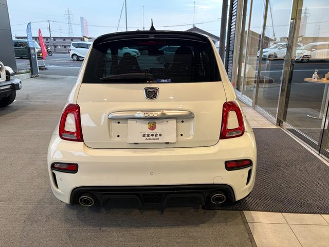 ５００と同じドーナツ型のテールランプでポップな印象に