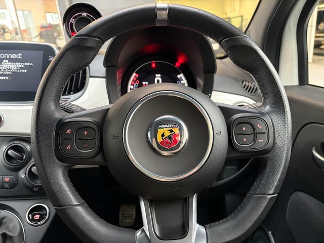 ハンドルから手を離さなくても、ステアリングリモコンでハンズフリー電話や音楽の再生、音量調節などが行えます。