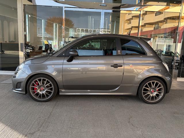 バンパー両脇に配したエアインテークとエアアウトレットは左右に２分割されたインタークーラーを冷却する役割と共にデザイン上のポイントにもなっています。