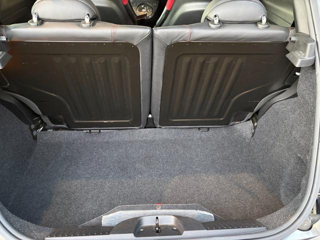 荷室も十分な広さがありますが、片側だけ倒して長い荷物を載せたり、両方倒してたくさん載せたりシートアレンジが自由にできます。