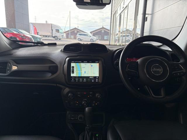 ジープ・レネゲード 　ワンオーナー　純正フロアマット　フルセグテレビ　ＥＴＣ　レザーシート　ルーフキャリア　スタッドレスタイヤホイールセット（7枚目）