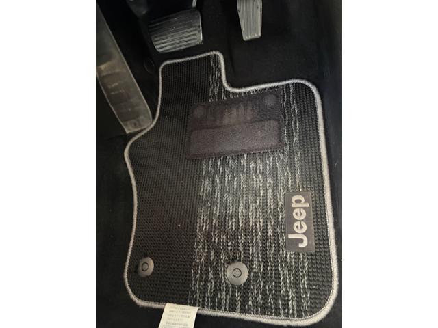 ジープ・レネゲード 　ワンオーナー　純正フロアマット　フルセグテレビ　ＥＴＣ　レザーシート　ルーフキャリア　スタッドレスタイヤホイールセット（19枚目）