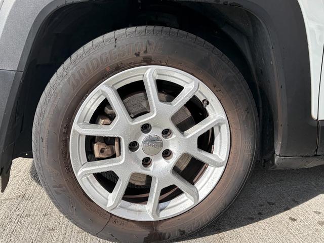 ジープ・レネゲード 　ワンオーナー　純正フロアマット　フルセグテレビ　ＥＴＣ　レザーシート　ルーフキャリア　スタッドレスタイヤホイールセット（22枚目）