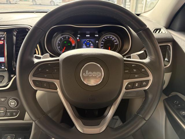 �n���h�������𗣂��Ȃ��Ă��A�X�e�A�����O�����R���Ńn���Y�t���[�d�b�≹�y�̍Đ��A���ʒ��߂Ȃǂ��s���܂��B