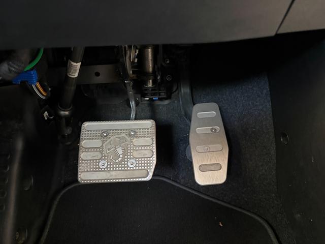 �A���~���̃A�N�Z���y�_���ƃu���[�L�y�_��