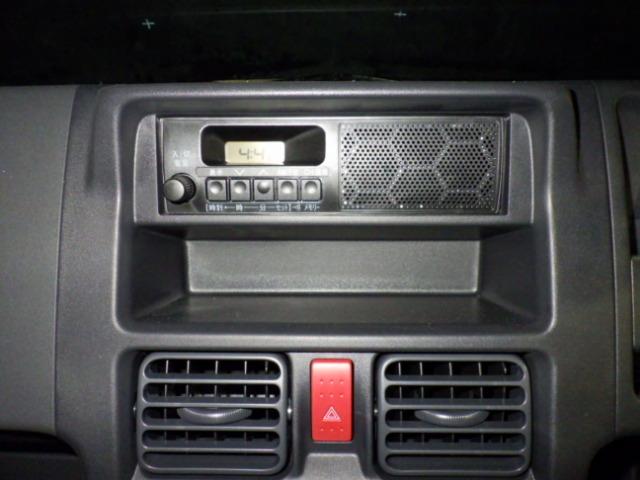 キャリイトラック ＫＣエアコン・パワステ　７型　パートタイム４ＷＤ　ＡＴシフト　スピーカー内蔵ラジオ　オートライト　４ＷＤ　衝突被害軽減システム　アイドリングストップ　アイドリングストップ　横滑り防止機能　盗難防止システム（12枚目）