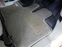 足もとには純正絨毯マットが装着
