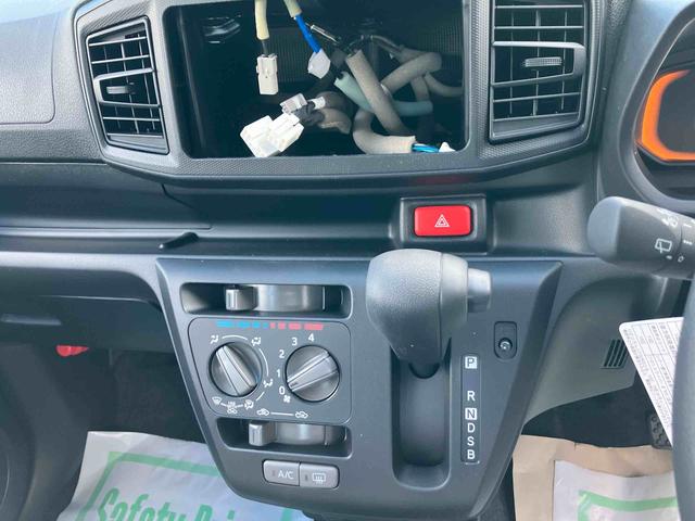 ミライース Ｌ　ＳＡＩＩＩ　届出済未使用車　２ＷＤ　ＣＶＴ　６６０ｃｃ　衝突被害軽減ブレーキ　横滑り防止装置　ＡＢＳ　アイドリングストップ　マニュアルエアコン　ナビ用バックカメラ　届出済未使用車（4枚目）
