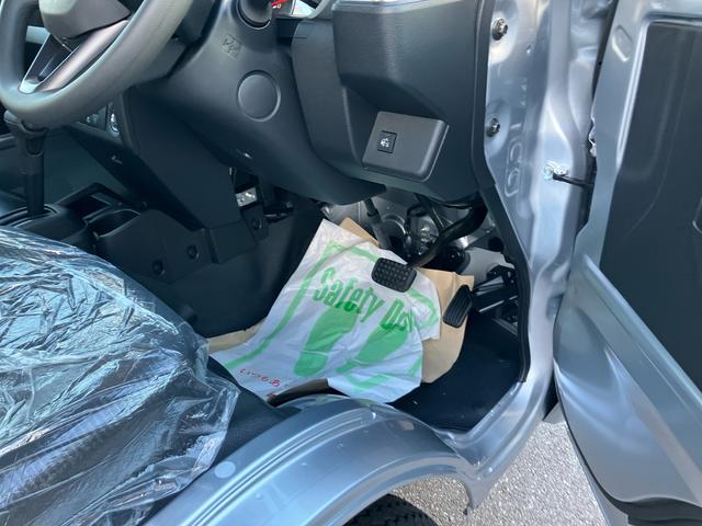 ハイゼットトラック ジャンボエクストラ　４ＷＤ　ＣＶＴ　６６０ｃｃ　衝突被害軽減ブレーキ　横滑り防止装置　ＡＢＳ　アイドリングストップ　プッシュボタンスタート　マニュアルエアコン　パワーステアリング　パワーウィンドウ　電動格納ドアミラー（11枚目）