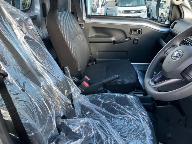 ハイゼットトラック ジャンボエクストラ　４ＷＤ　ＣＶＴ　６６０ｃｃ　衝突被害軽減ブレーキ　横滑り防止装置　ＡＢＳ　アイドリングストップ　プッシュボタンスタート　マニュアルエアコン　パワーステアリング　パワーウィンドウ　電動格納ドアミラー（17枚目）