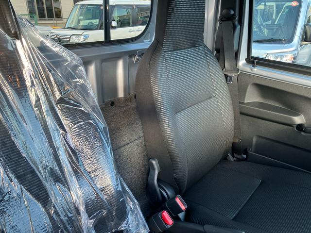 ハイゼットトラック ジャンボエクストラ　４ＷＤ　ＣＶＴ　６６０ｃｃ　衝突被害軽減ブレーキ　横滑り防止装置　ＡＢＳ　アイドリングストップ　プッシュボタンスタート　マニュアルエアコン　パワーステアリング　パワーウィンドウ　電動格納ドアミラー（18枚目）