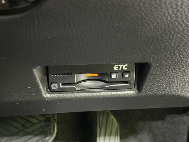 ＲＳ　禁煙車　特別仕様車　メモリーナビ　スマートキー　プッシュスタート　ＥＴＣ　オートエアコン　シートリフター　ＨＩＤヘッドライト　ウィンカーミラー　革巻きステアリング　電動格納ミラー　ライトレベライザー(4枚目)