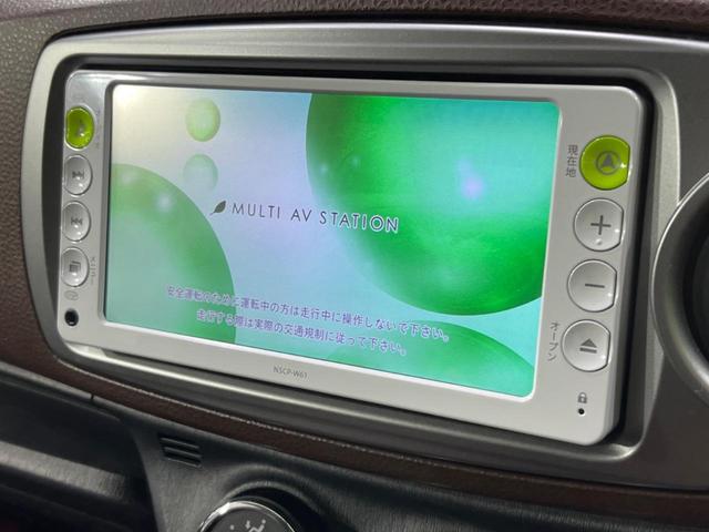 ヴィッツ ジュエラ　禁煙車　純正ナビ　キーレスエントリー　ＬＥＤヘッドライト　電動格納ミラー　シートリフター　ＥＴＣ　シルバー加飾付きステアリング（3枚目）