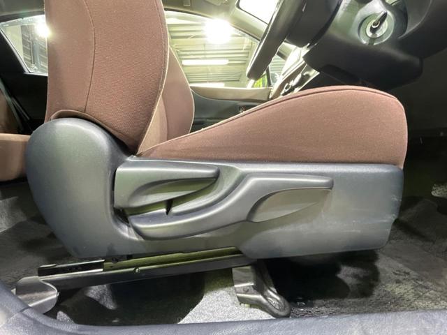 ヴィッツ ジュエラ　禁煙車　純正ナビ　キーレスエントリー　ＬＥＤヘッドライト　電動格納ミラー　シートリフター　ＥＴＣ　シルバー加飾付きステアリング（7枚目）