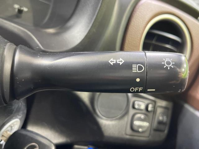 ヴィッツ ジュエラ　禁煙車　純正ナビ　キーレスエントリー　ＬＥＤヘッドライト　電動格納ミラー　シートリフター　ＥＴＣ　シルバー加飾付きステアリング（21枚目）