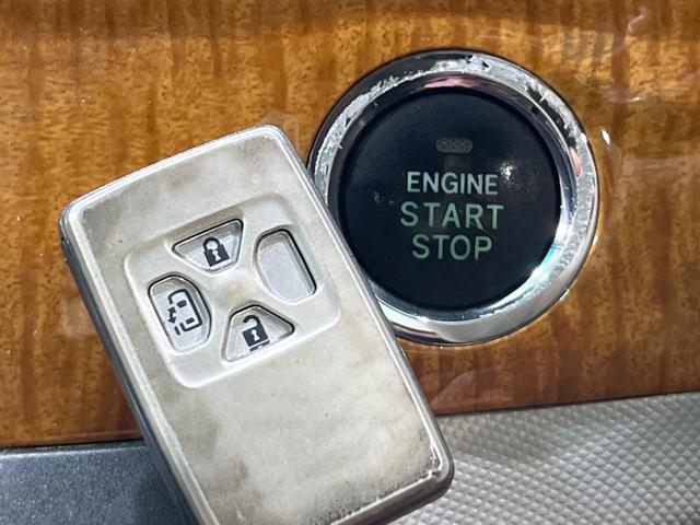 エスティマ アエラス　４ＷＤ　後席モニター　電動スライドドア　純正ナビ　バックカメラ　８人乗り　クルコン　ＨＩＤヘッド　オートライト　革巻きステア　プライバシーガラス　横滑防止装置　盗難防止装置　トラクションコントロール（7枚目）