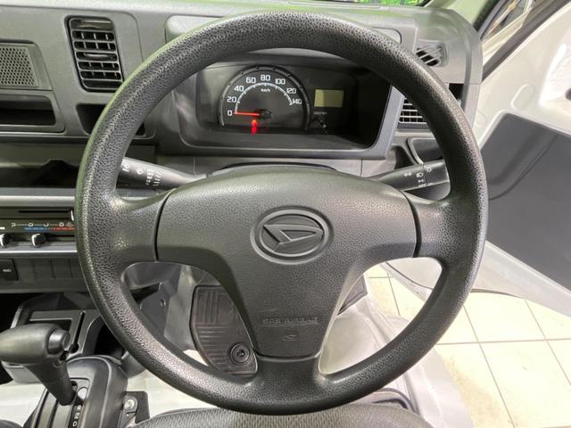 インテリアに合わせたデザインのステアリングは、運転される方のことも考え、運転しやすい形状、大きさです。是非一度、実際に触ってお確かめください。