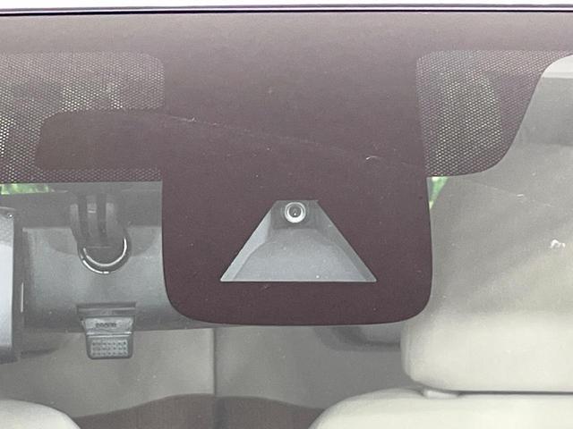 【三菱ｅ-Ａｓｓｉｓｔ】走行中に前方の車両等を認識し、衝突しそうな時は警報とブレーキで衝突回避と被害軽減をアシスト。より安全にドライブをお楽しみいただけます。