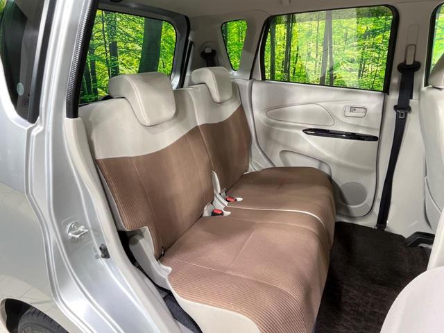 後部座席も気になるようなキズ・汚れやへたり等、大きなダメージはなく、良好な状態です。