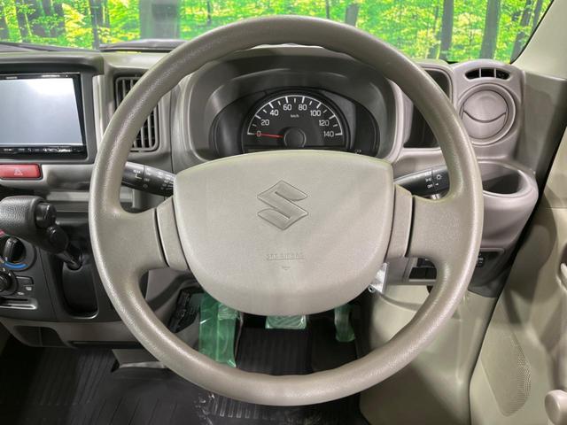 �C���e���A�ɍ��킹���f�U�C���̃X�e�A�����O�́A�^�]�������̂��Ƃ��l���A�^�]���₷���`��A�傫���ł��B�����x�A���ۂɐG���Ă��m���߂��������B