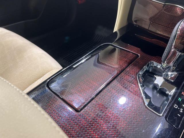 クラウンハイブリッド ロイヤルサルーン　Ｆｏｕｒ　４ＷＤ　衝突被害軽減システム　純正８インチナビ　禁煙車　オプション１７インチアルミホイール　レーダークルーズ　シートヒーター　パワーシート　ＬＥＤヘッド　Ｂｌｕｅｔｏｏｔｈ再生（47枚目）