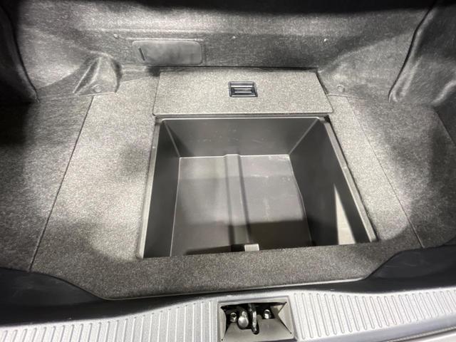 クラウンハイブリッド ロイヤルサルーン　Ｆｏｕｒ　４ＷＤ　衝突被害軽減システム　純正８インチナビ　禁煙車　オプション１７インチアルミホイール　レーダークルーズ　シートヒーター　パワーシート　ＬＥＤヘッド　Ｂｌｕｅｔｏｏｔｈ再生（50枚目）