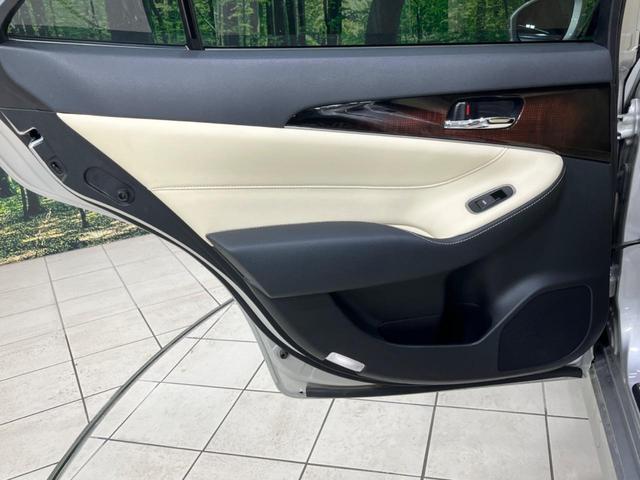 クラウンハイブリッド ロイヤルサルーン　Ｆｏｕｒ　４ＷＤ　衝突被害軽減システム　純正８インチナビ　禁煙車　オプション１７インチアルミホイール　レーダークルーズ　シートヒーター　パワーシート　ＬＥＤヘッド　Ｂｌｕｅｔｏｏｔｈ再生（55枚目）