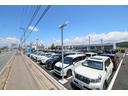 ズラッと並んだ展示車と大きな「N」の看板が目印です!