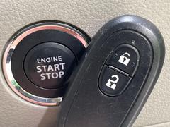 【キーレススタートシステム】カバンやポケットに入れたままでもドアの施錠・解錠が可能なスマートキーを装備。エンジンのオン・オフ時もカギを取り出す必要が無いからとっても便利です♪ 3