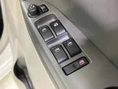 【電動格納ミラー】サイドミラーは電動格納式となっており、狭い駐車場でもキズがつくリスクを抑えられます。 7