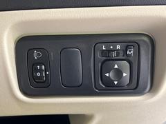 【電動格納ミラー】サイドミラーは電動格納式となっており、狭い駐車場でもキズがつくリスクを抑えられます。 5