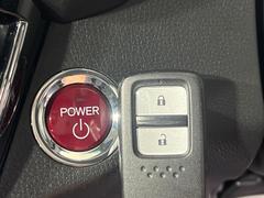 【Ｈｏｎｄａスマートキー】カバンやポケットに入れたままでもドアの施錠・解錠が可能なスマートキーを装備。エンジンのオン・オフ時もカギを取り出す必要が無いからとっても便利です♪ 7