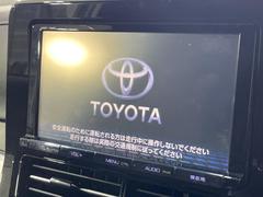 【純正ナビ】人気の純正ナビを装備しております。ナビの使いやすさはもちろん、オーディオ機能も充実！キャンプや旅行はもちろん、通勤や買い物など普段のドライブも楽しくなるはず♪ 4