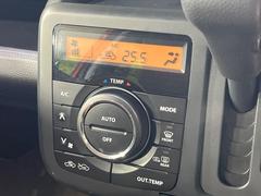 【オートエアコン】一度お好みの温度に設定すれば、車内の温度を検知し風量や温度を自動で調整。暑い…寒い…と何度もスイッチ操作をする必要はありません。快適な車内空間には必須の機能ですね♪ 7