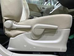 【シートリフター】シート座面の位置を上下に調整できるシートリフターを装備。大柄な方も小柄な方も最適なドライビングポジションで運転できます。 5