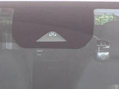 【エマージェンシーブレーキ】走行中に前方の車両等を認識し、衝突しそうな時は警報とブレーキで衝突回避と被害軽減をアシスト。より安全にドライブをお楽しみいただけます。 3