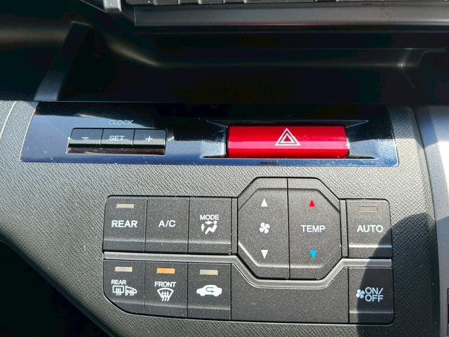 ステップワゴンスパーダ Ｚ　クールスピリット　禁煙車　純正９インチナビ　両側パワースライド　バックカメラ　ＨＩＤオートライト　ハーフレザーシート　クルーズコントロール　ＥＴＣ　パドルシフト　アイドリングストップ　純正アルミホイール（6枚目）