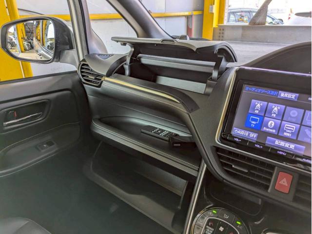 エスクァイア ハイブリッドＧｉ　純正９インチＳＤナビ　ＣＤＤＶＤ再生　バックカメラ　ブルートゥース　フルセグ　両側パワースライドドア　前後ドラレコ　？左右シ－トヒ－タ　ＬＥＤオートライト　クルーズコントロール　フリップダウンモニター（55枚目）