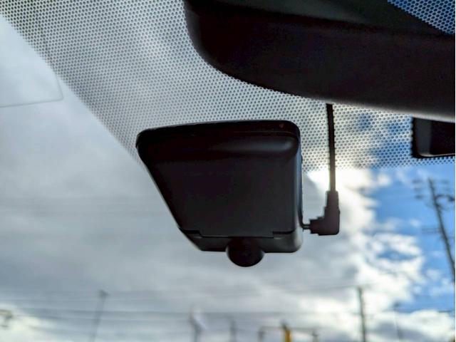 ドライブレコーダー付きのお車です！事故の際の証拠能力の期待や、当て逃げ対策、車上荒らしに逢ってしまった際など、様々な場面で大活躍間違いなしです♪