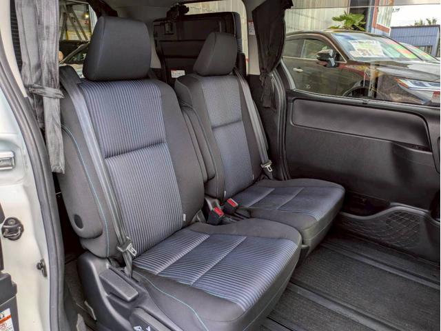 二列目シートもこれだけのスペースがあるんです！小さなお子様から、大人まで、広々くつげる室内です！