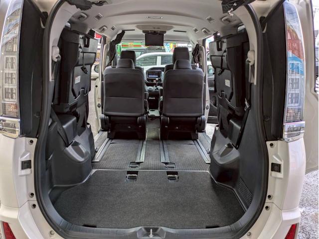 サードシートは５：５分割で横に跳ね上げることができ、大容量の収納スペースを確保できます。簡単なレバー操作で女性の方も楽々♪