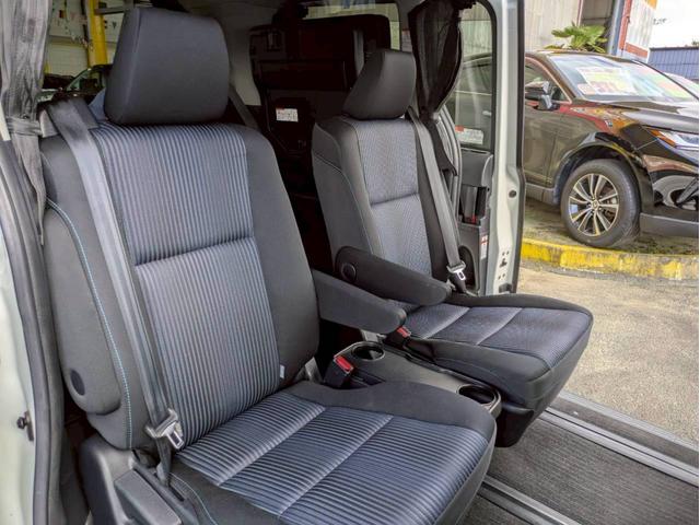 後部座席も広々です♪♪シートはリクライニングしますので、小さなお子様、年配の方までゆっくりとくつろげる室内です♪♪