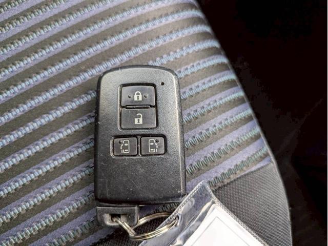 乗り降り楽々スマートキーのお車です。バッグや服のポケットに入れたままドアの開錠、施錠、エンジン始動が行えます。荷物が沢山のお買い物時などにも重宝しますよ！
