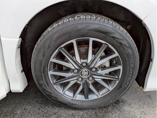 かっこいいデザインのアルミホイール付。このデザインが足元を引き締まった感じにさせてくれますね。鉄ホイールと違って軽いので燃費にも影響してきます。ガソリンの高騰にも少しは貢献するかと思いますよ。”