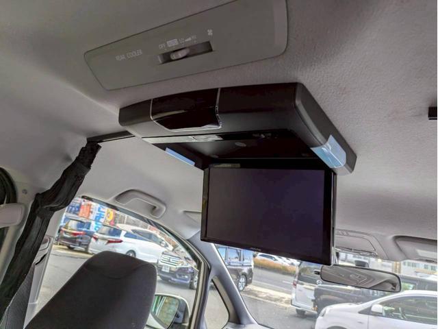 ナビ連動のフリップダウンモニター付き