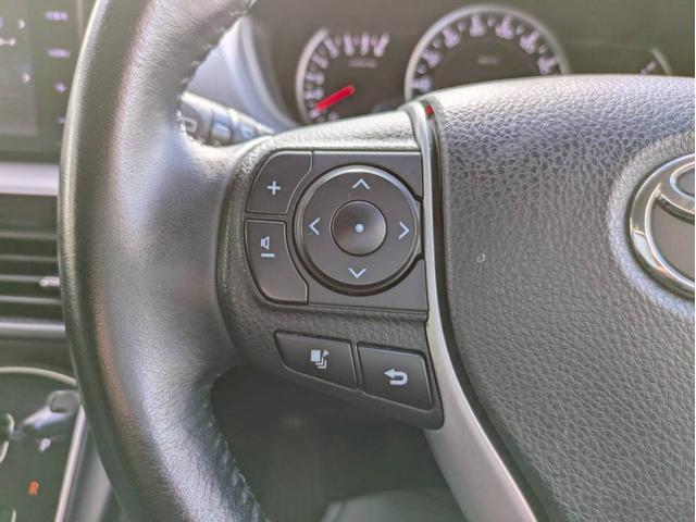 ステアリングスイッチ付き。ハンドル部分にオーディオ操作ができるスイッチが装備されています。視線をそらさず操作を行えますので、安全運転にもつながりますね。