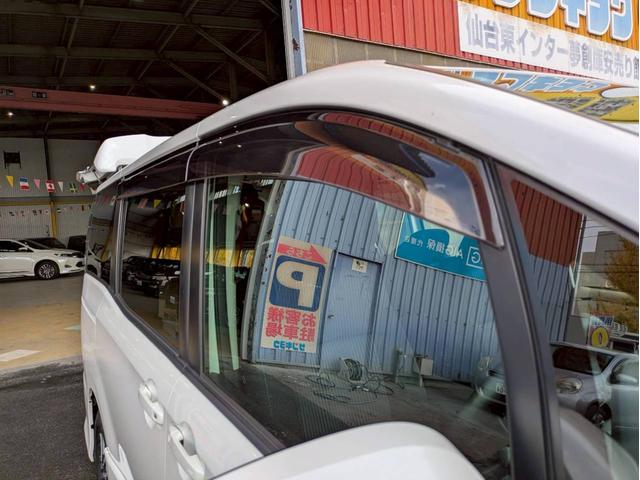 悪天候時の強い味方のドアバイザー付きです。梅雨時などでも常時車内の換気が出来るので室内がフレッシュに保てますネ♪愛煙家の方にも人気の装備ですネ☆