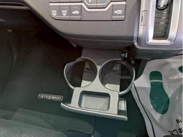 ステップワゴンスパーダ インターナビ　パワーエディション　禁煙車　ＨＤＤインターナビ　ＤＶＤ再生　ワンセグテレビ　ＥＴＣ　ミュージックサーバー　ＶＳＣ　フリップダウンモニター　バックカメラ　両側パワースライドドア　オートエアコン　ドラレコ（36枚目）