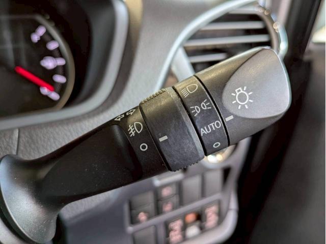 ヴォクシー ＺＳ　煌ＩＩ　禁煙車　純正ＳＤナビ　ブルートゥース　フルセグテレビ　ＤＶＤ再生　ＥＴＣ　オートマチックハイビーム　プリクラッシュセーフティシステム　ＶＳＣ　バックカメラ　車線逸脱警報　アイドリングストップ（52枚目）
