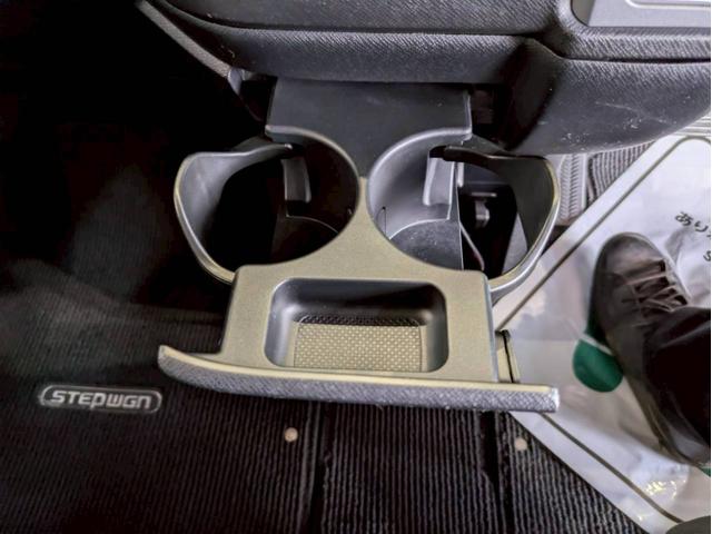 ステップワゴンスパーダ Ｚ　インターナビセレクション　純正インタ－ナビ　ＣＤ　ＤＶＤ再生　バックカメラ　両側パワースライドドア　フリップダウンモニター　パドルシフト　デジタルル－ムミラ－　前後ドライブレコーダー　クルーズコントロール　ＥＴＣ（63枚目）